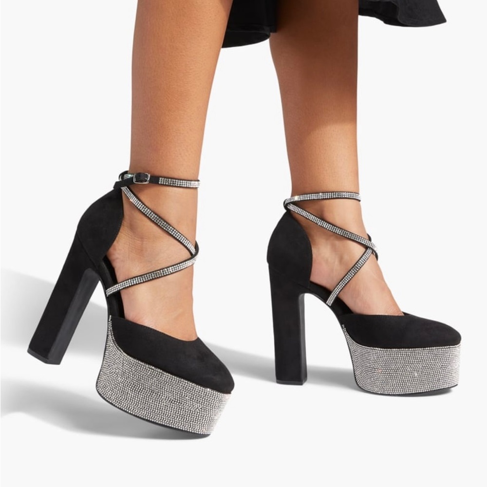 Black & Silver Heels sexy & hot!!